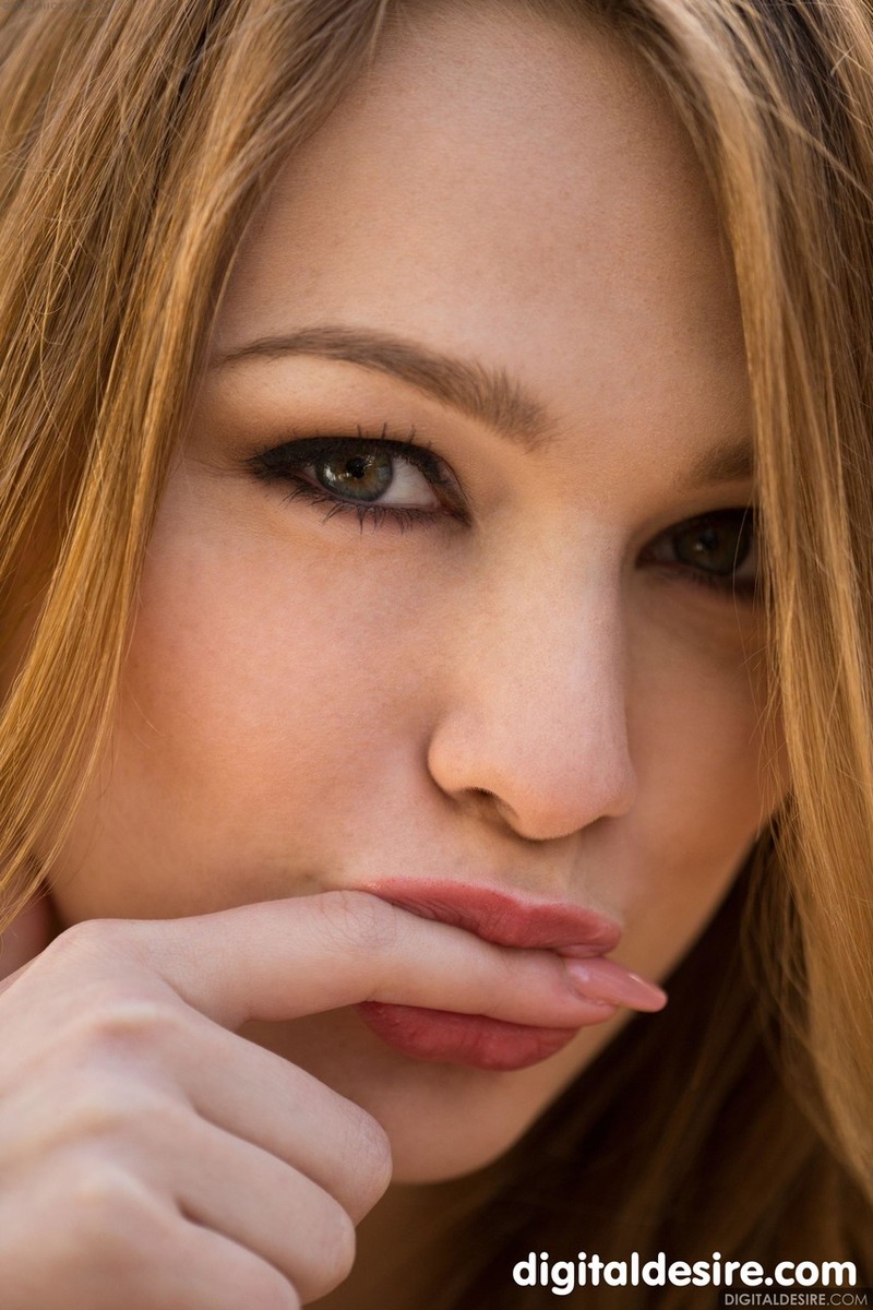 Alluring Babe Alaina Fox