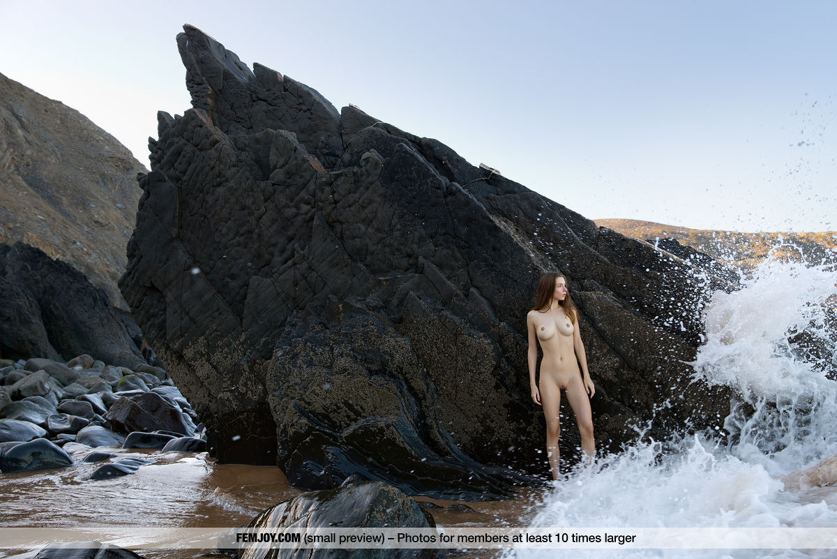Mariposa Goes Fully Naked On A Rocky Beach