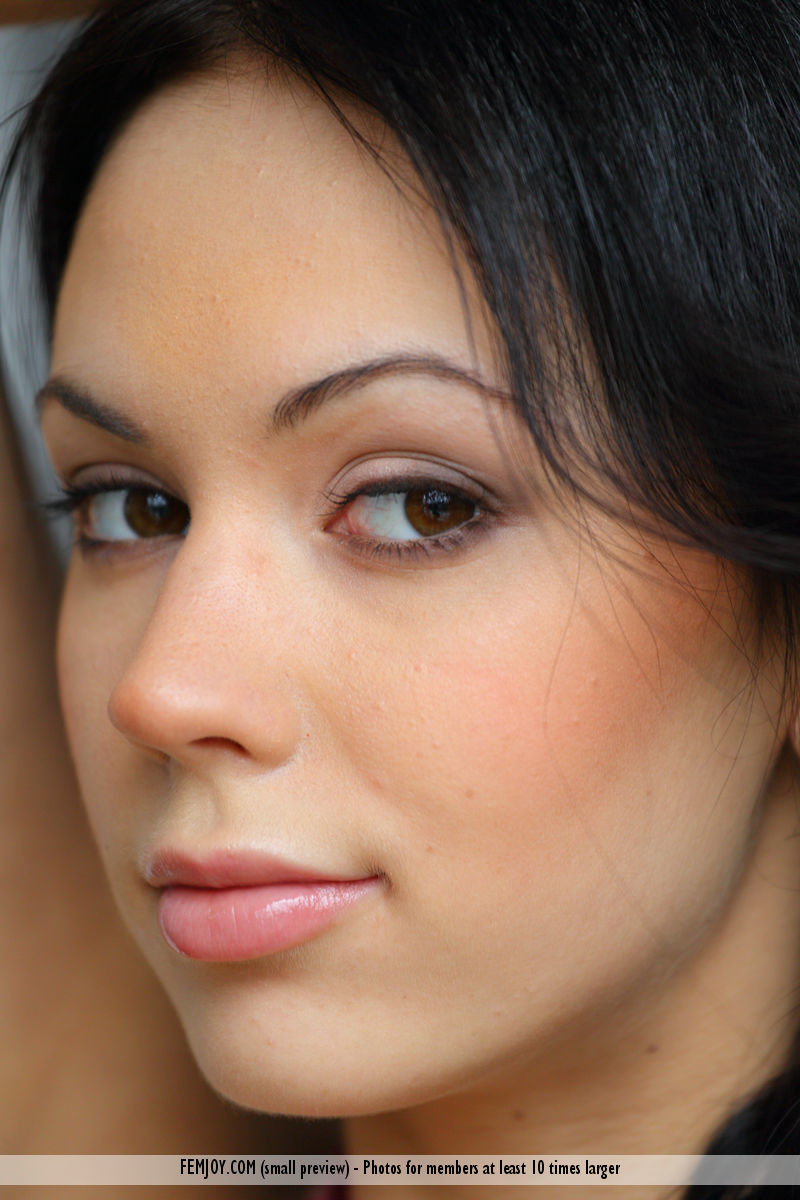 Gorgeous Teen Joanna Displaying Her Attractive Naked Body