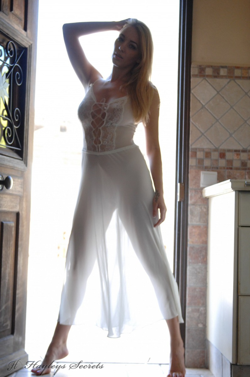 Hayley Marie Coppin Is Nude With Her Breakfast