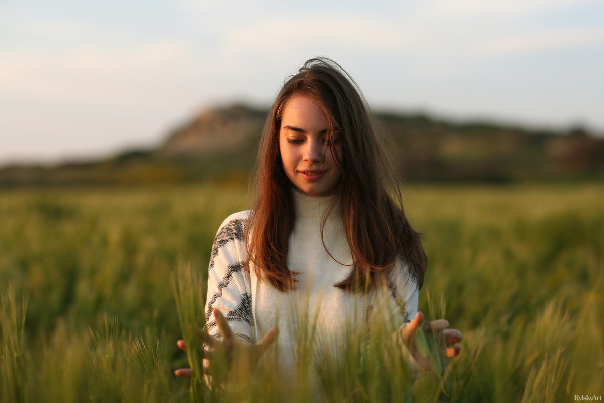 Solo Model Sofy Bee Exposes Her Tiny Tits