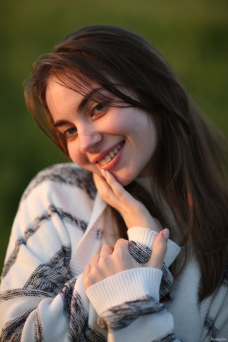 Solo Model Sofy Bee Exposes Her Tiny Tits