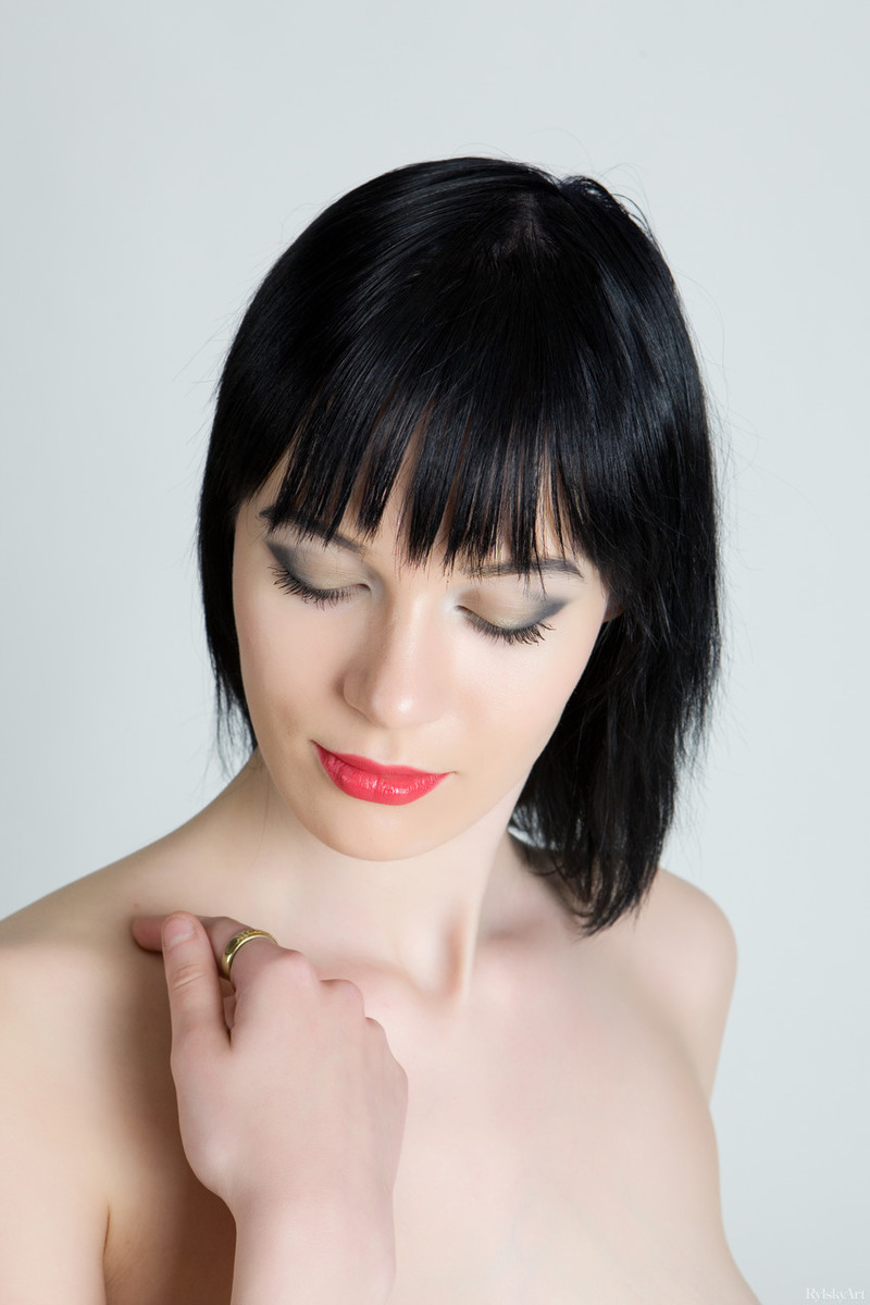 Dark Haired Babe With Perfect Big Tits Lo Lynn Poses Naked