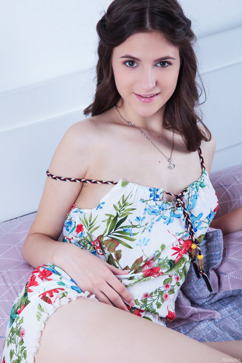 Alluring Babe Yanetta Shows Her Lovely Tits While Undressing