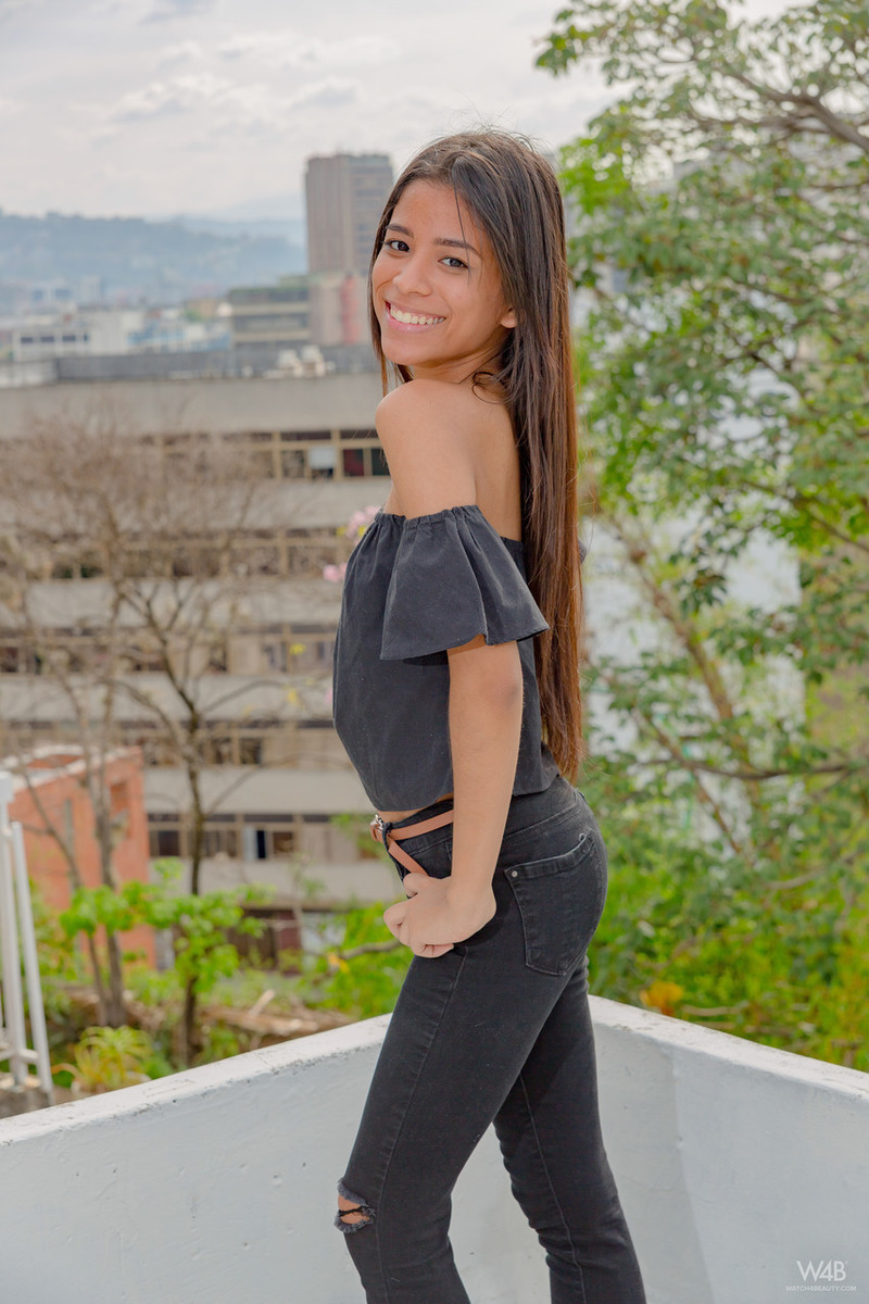 Slender Latina Karin Torres Reveals Her Yummy Butt